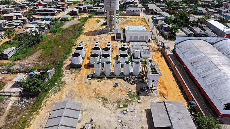 Estação de tratamento de água em PRFV executada, vista de drone, com os módulos pintados de branco