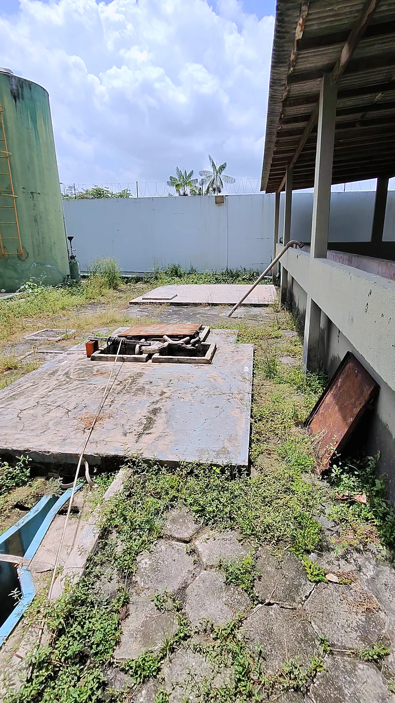 Unidade de uma estação existente durante o diagnóstico, com tampas e caixas a recuperar