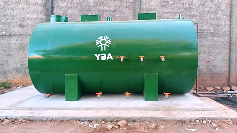 ETE horizontal em PRFV com a marca YBA sobre a base de concreto
