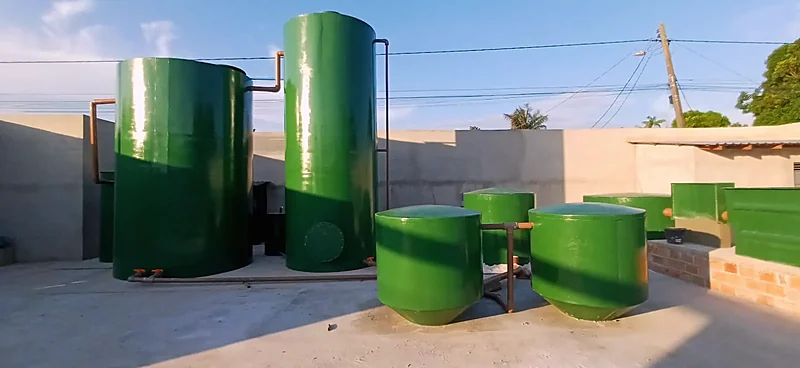 ETE vertical em PRFV instalada, com reator e tanques verdes