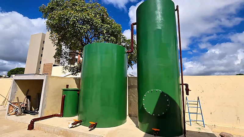 Reatores verticais verdes em PRFV instalados em área urbana