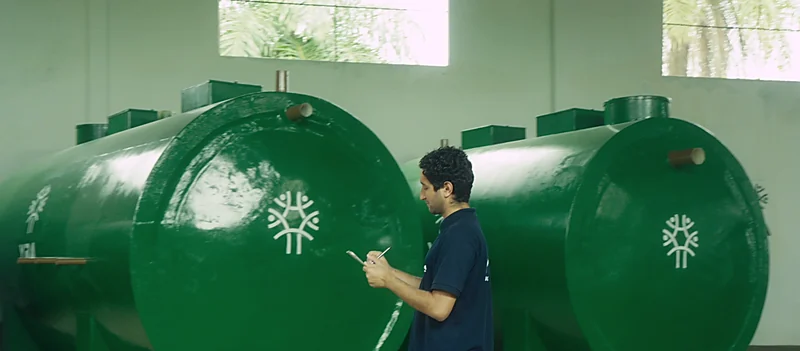 Tanques horizontais verdes com a marca YBA em inspeção final
