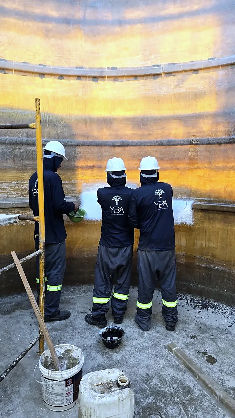Técnicos da YBA recuperando o interior de um reator