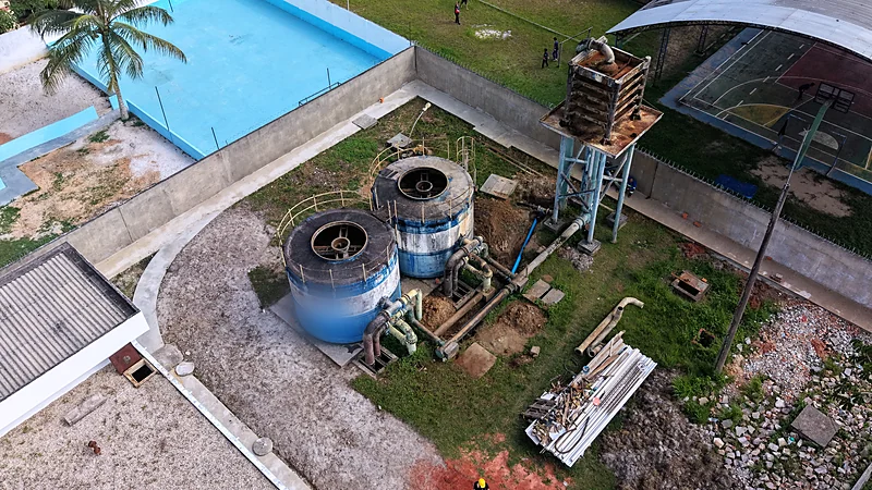 A mesma estação antes da revitalização, com os filtros desgastados e o aerador antigo