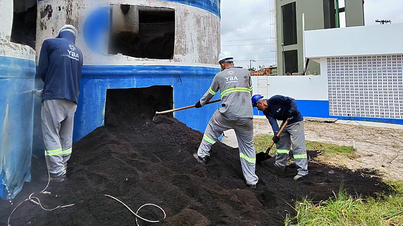 Equipe da YBA retirando o meio filtrante antigo durante a revitalização da estação