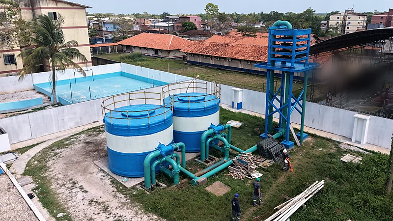 Torre de aeração de bandejas revitalizada ao lado dos filtros recuperados
