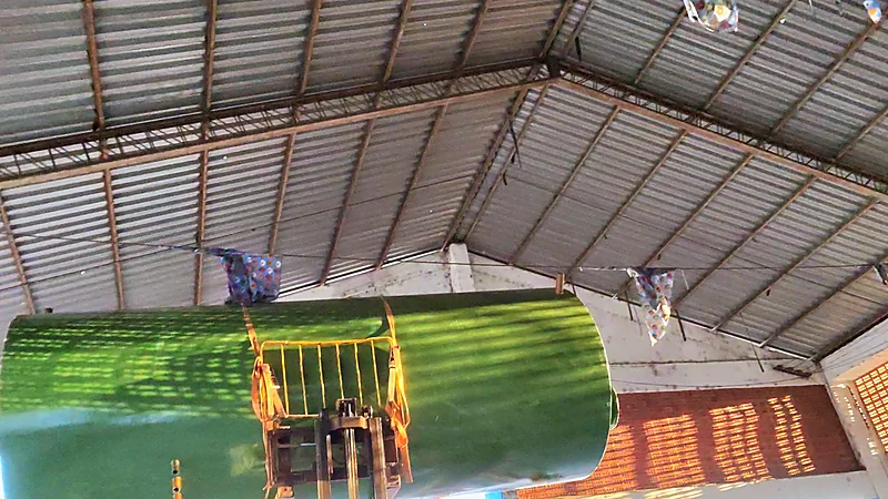 Tanque de PRFV içado dentro da balsa
