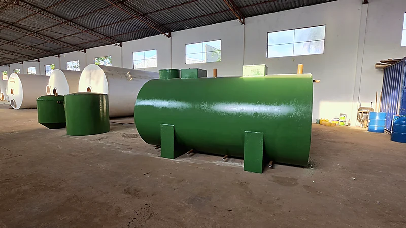 Tanques horizontais de PRFV prontos para expedição no galpão