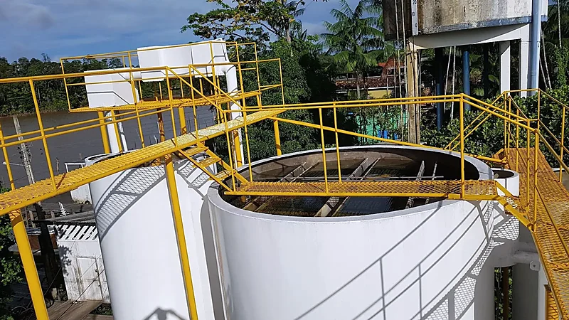 Estação com passarelas e guarda-corpos