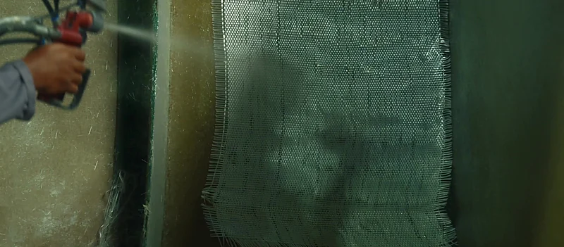 Aplicação de resina por pistola sobre o laminado